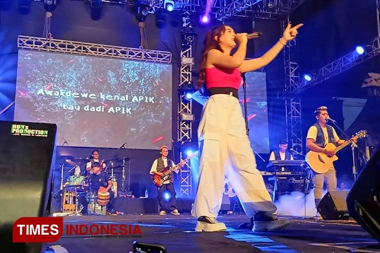 Happy Asmara Bius Penonton Konser Pajak Extravaganza di Ponorogo