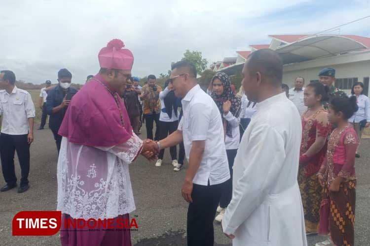 Kunjungi Morotai, Uskup Amboina Disambut Pj Bupati M Umar Ali