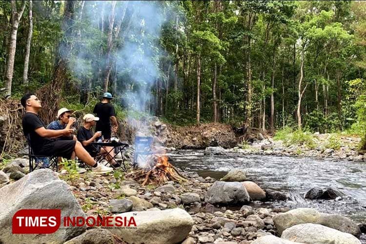 Rekomendasi Piknik Syahdu, Yuk Bersantai di Riverside Hutan Pinus Banyuwangi