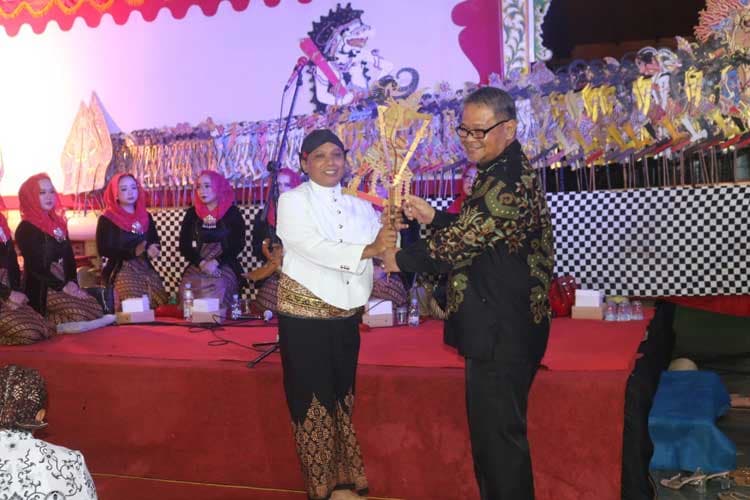 HUT PGRI Banjarnegara, Guru Jadi Dalang, Penabuh Gamelan Hingga Sinden