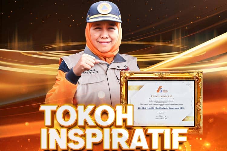 Gubernur Khofifah Terima Penghargaan Tokoh Inspiratif Penguatan Kolaborasi Relawan Penanggulangan Bencana