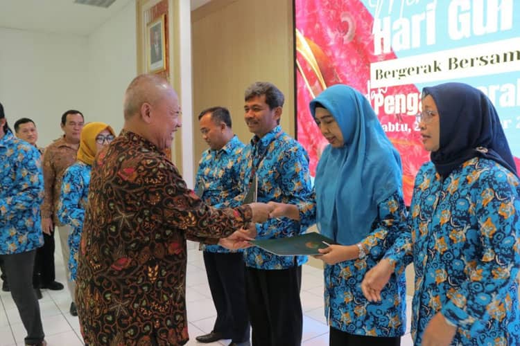 Peringati Hari Guru, Rektor UNJ Beri Penghargaan Lencana Kesetiaan Pada Guru Berdedikasi di Lingkungan Labschool UNJ
