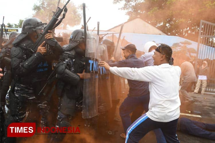 Tingkatkan Kemampuan Tempur Prajurit, Danlanal Banyuwangi Pimpin Glagaspur