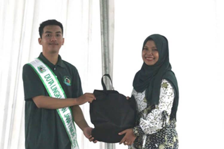 Duta Lingkungan Jatim 2023 dan Dosen UISI Kampanye Lingkungan pada Maba
