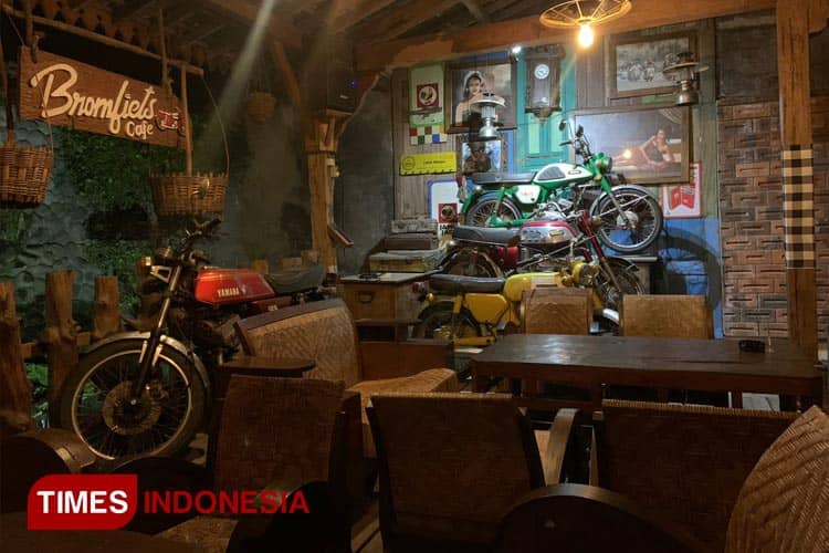 Cafe Bromfiets Blitar Hadirkan Kenangan Nostalgia Benda Klasik