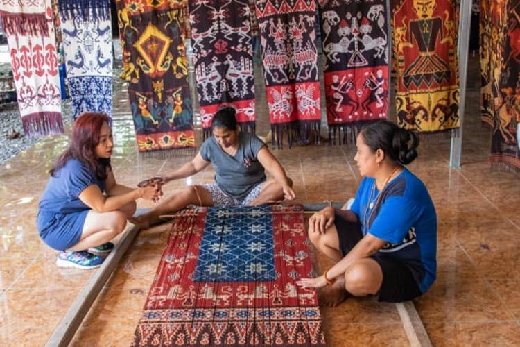 Pengusaha Rambu Chiko Beberkan Pentingnya Motif dan Pewarna di Tenun Ikat Sumba Timur