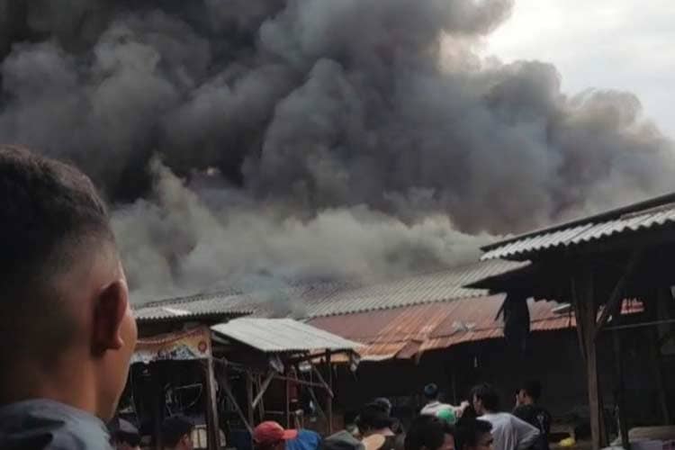 Pasar Leces Probolinggo Terbakar, Asap Hitam Membubung Tinggi