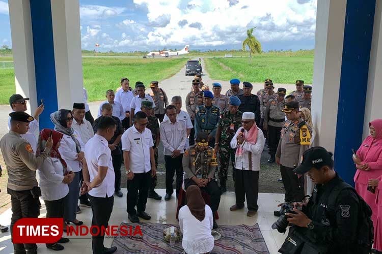 Kunjungan Kerja Wakapolda Malut Disambut Pj Bupati Morotai dengan Prosesi Adat