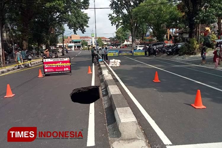 Jalan Bandung Kota Malang Tutup Total Akibat Aspal Ambles