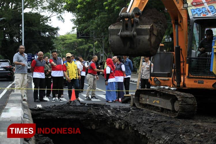Pj Wali Kota Malang Minta Perbaikan Aspal Ambles Dikebut