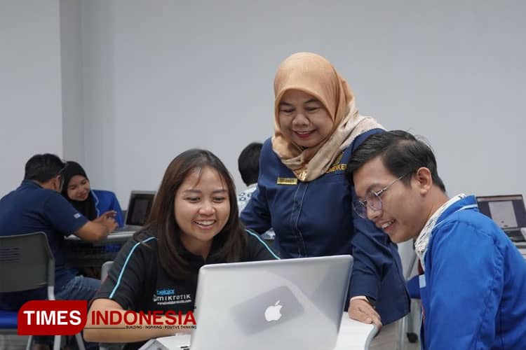 Kanwil DJP Jatim III Bantu Puluhan Dosen ITB Asia Padankan NIK dan NPWP