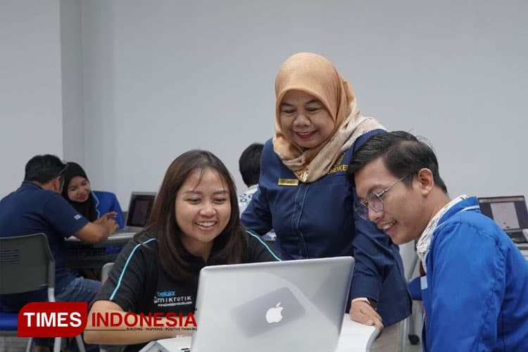Kanwil DJP Jatim III Bantu Puluhan Dosen ITB Asia Padankan NIK dan NPWP