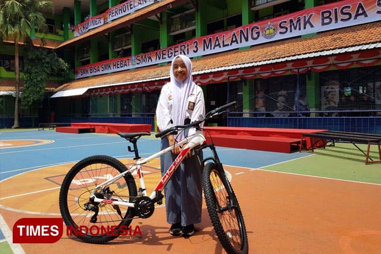 Dua Siswi SMKN 3 Malang Senang Dapat Sepeda dari Presiden RI Jokowi