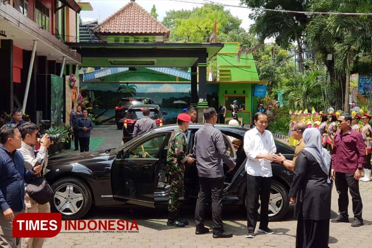 Kunjungi SMKN 3 Malang, Presiden Jokowi Bagi Sepeda ke Siswa