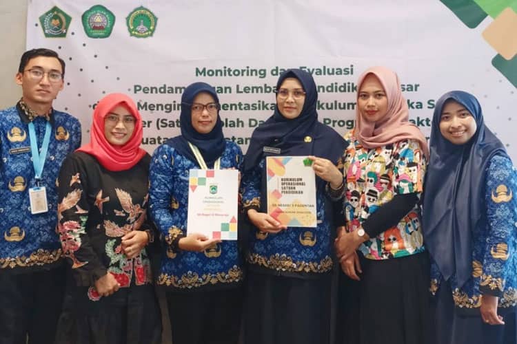 Dosen PGMI Unisla dan Unisma Mengabdikan Diri Demi Penguatan Karakter Siswa Sekolah Dasar di Malang