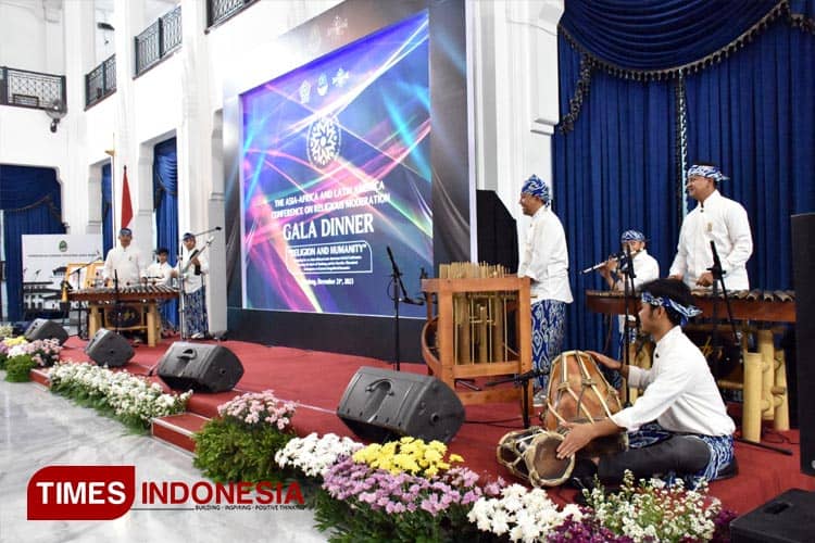 Gala Dinner KMBAAA Ditutup Penampilan Spektakulr Saung Angklung Udjo dan Arumba