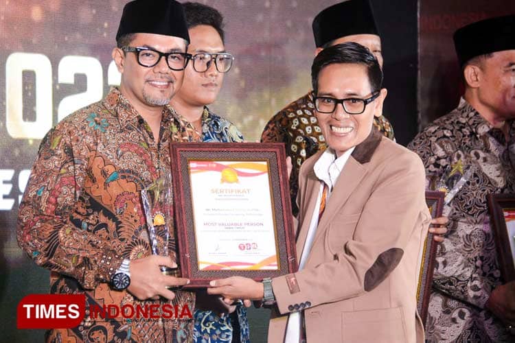 Gus Haris Terima Anugerah Most Valuable Person Jatim 2023