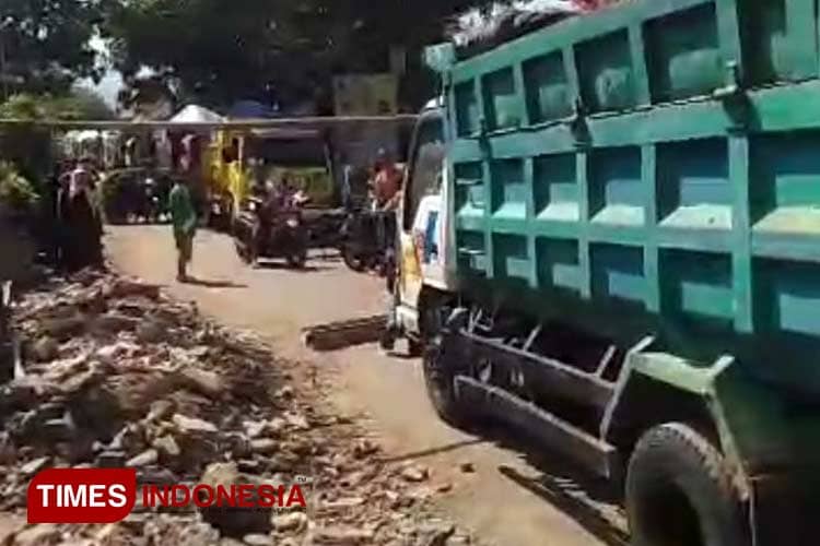 Bikin Jalan Rusak dan Pipa Air Bocor, Warga Probolinggo Hadang Truk Pengangkut Material Tol Probowangi