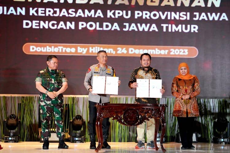 Gubernur Khofifah Saksikan Penandatanganan Perjanjian Kerja Sama KPU Jatim dan Polda Jatim