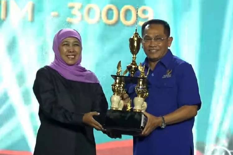 Gubernur Khofifah Serahkan Trophy Juara Gerak Jalan ke KORMI Jatim