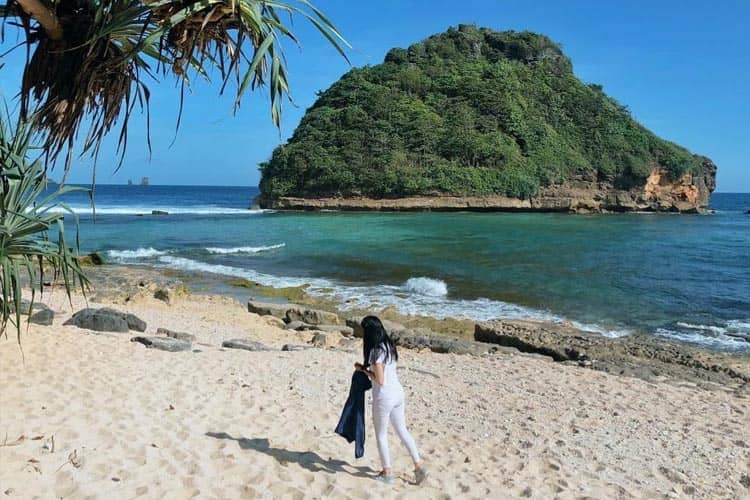5 Pantai di Malang Cocok Buat Camping