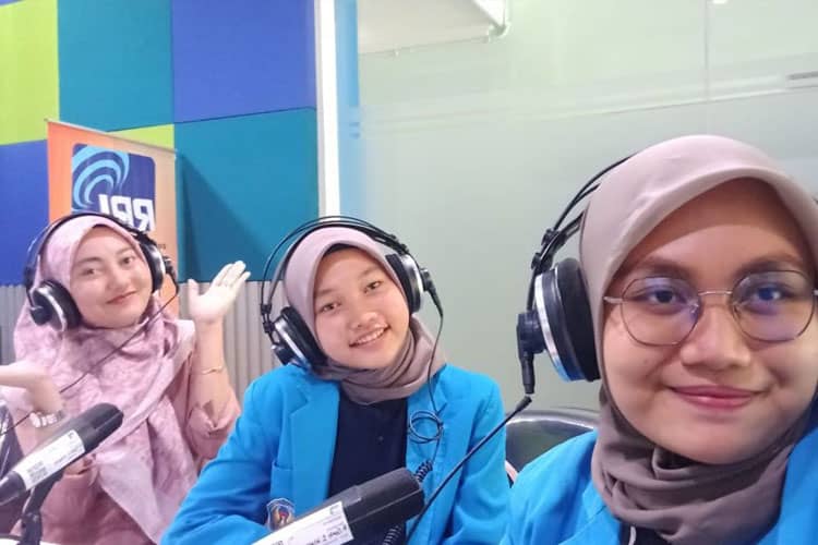 Hobi Broadcasting dan Public Speaking, Dosen UNIPMA Jadi Narasumber Tetap di RRI Pro 1 Madiun