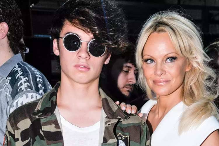 Kabar Terbaru Pamela Anderson: Bintang Baywatch yang Kini Berusia 56 Tahun