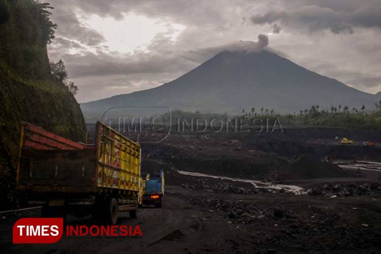Gunung Semeru Erupsi, Tinggi Letusan Capai 2 Kilometer