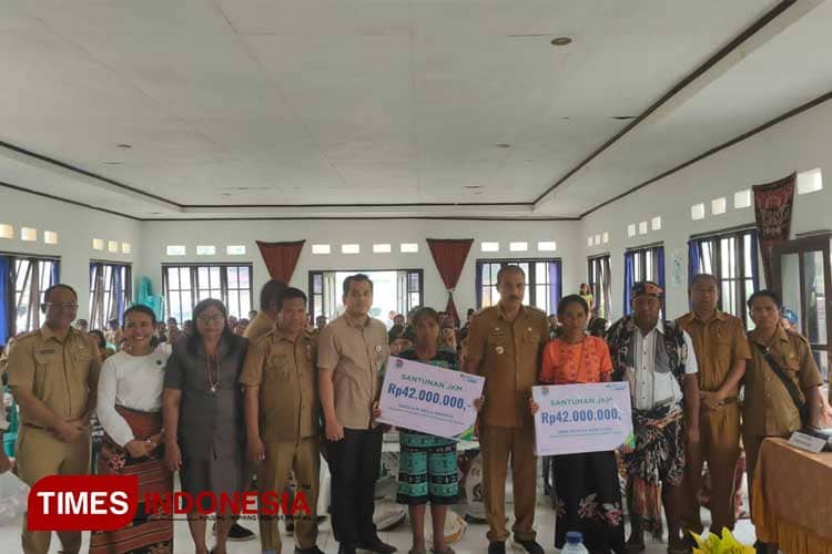 Bupati Sumba Timur Serahkan Santunan BPJS Ketenagakerjaan saat Musrenbangcam