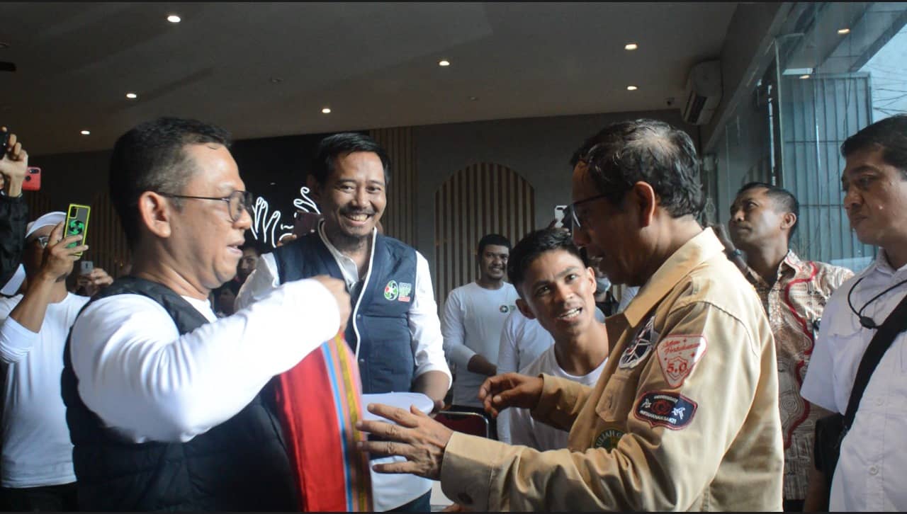 Progresif Sulawesi Selatan Menyerahkan Karya UMKM Tenun Khas Toraja kepada Mahfud MD