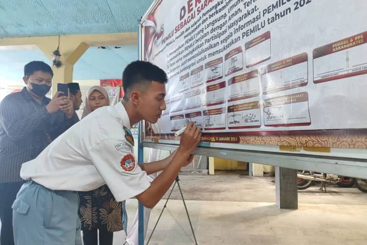 Sosialisasi Pemilu 2024 dan Deklarasi Damai Bagi Siswa SMK Brantas Sumberpucung Karangkates Malang
