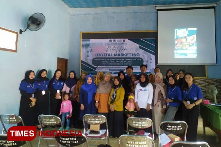 Mahasiswa KKN-T MBKM Kelompok 11 UNIPMA Bantu Pelatihan Digital Marketing UMKM Desa Karanggupito, Ngawi