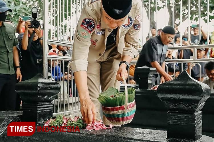 Ganjar Pranowo Ziarah ke Makam Pendiri Persaudaraan Setia Hati di Madiun