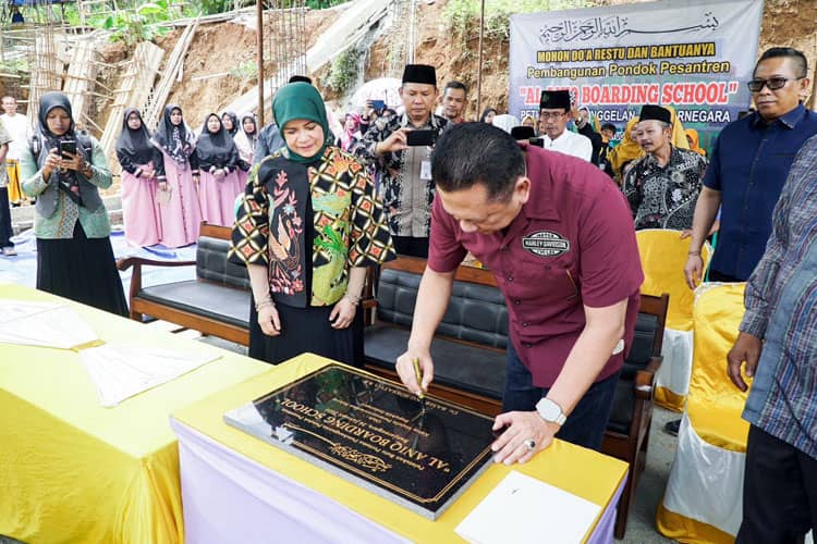 Ketua MPR RI Lakukan Peletakan Batu Pertama Pembangunan Pesantren Al-Aniq Banjarnegara