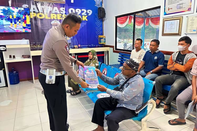 Khawatir Masyarakat Terhasut Berita Hoax, Personel Polres Siak Bagikan Brosur Anti Hoax