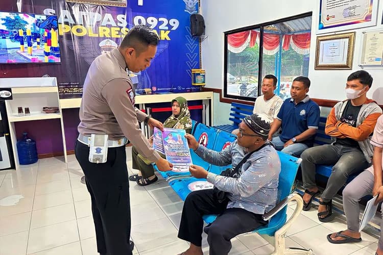 Khawatir Masyarakat Terhasut Berita Hoax, Personel Polres Siak Bagikan Brosur Anti Hoax