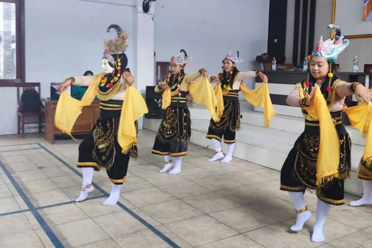 Estungkara Budayah Tim RBP Mahasiswa FIA Unisma Membangkitkan Eksistensi Kesenian Topeng Jabung