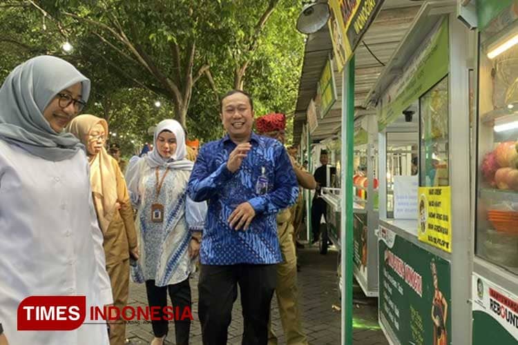 Dorong Pertumbuhan Ekonomi Lokal, Bupati Banyuwangi Berikan Bantuan Gerobak untuk UMKM