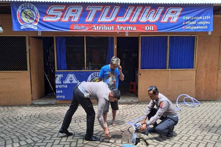 Disambati Genangan Air, Polres Malang Beri Bantuan Pompa Pedagang Stadion Kanjuruhan