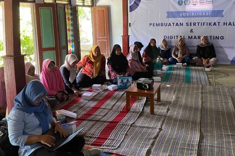 KKN-T UNIPMA Dampingi Sertifikasi Halal dan Digital Marketing UMKM di Dadapan, Ponorogo