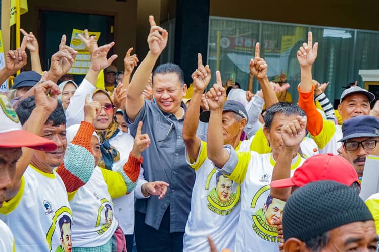 Jumat Berkah Ketua MPR RI Bagikan Makanan dan Kaos di Posko Kemenangan