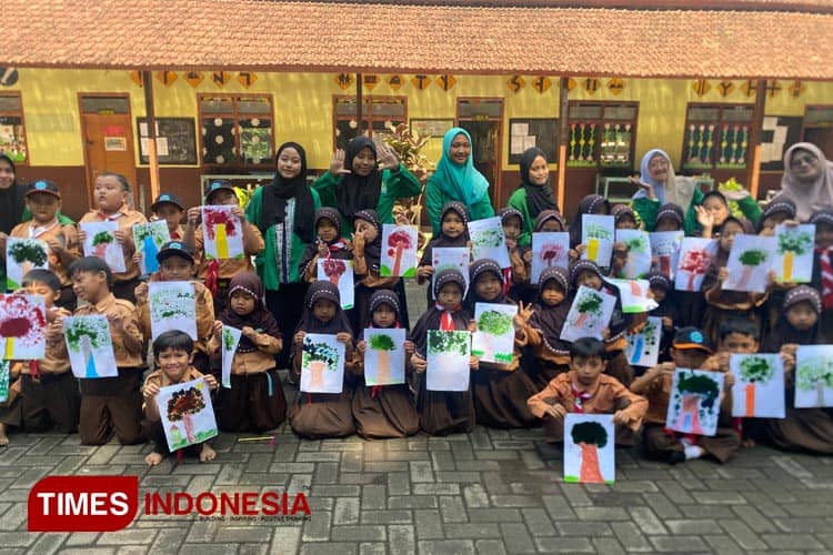 Mahasiswa Unira Malang Mengajarkan Kreasi Stempel Pelepah Pisang kepada Siswa