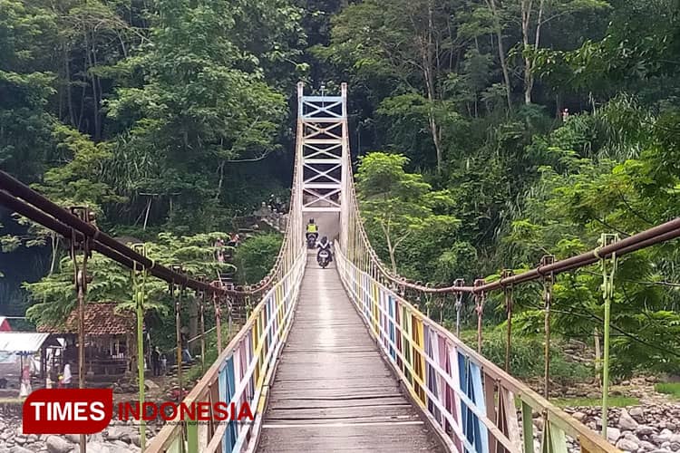 Nasib Warga Sangkanjaya Tegal, 33 Tahun Lintasi Jembatan Gantung Akses Utama Masuk Desa