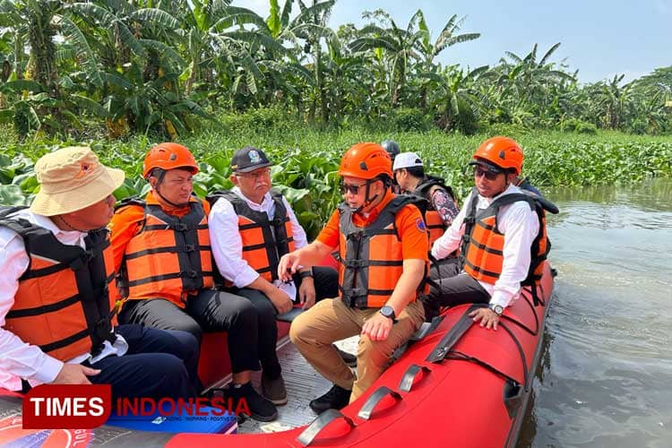Plh Gubernur Jatim dan Kalaksa BPBD Lanjutkan Operasi Eceng Gondok Tahap Tiga