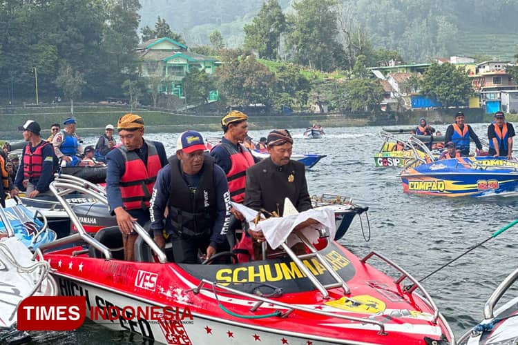 Labuhan Sarangan Digelar Sederhana dalam Suasana Pemilu