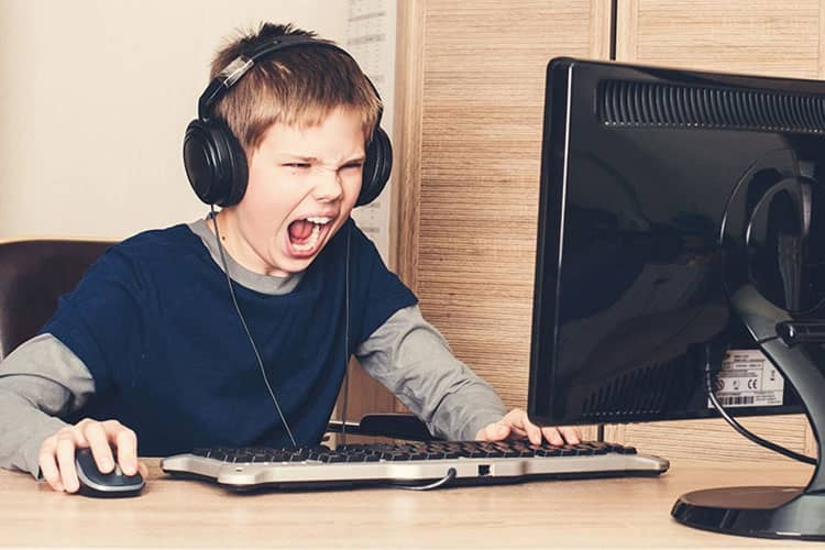 Antara Kesenangan dan Risiko, Analisis Psikologis dan Sosial Permainan Kartu dan Aktivitas Judi Online
