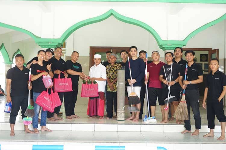 HUT ke 5, Favehotel Bakti Sosial di Masjid Al-Huda Pucang Sidoarjo
