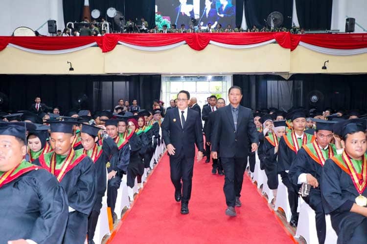 Hadiri Wisuda UPN Veteran Jatim, Pj Gubernur Adhy Sebut Perguruan Tinggi Pencetak SDM Berkualitas