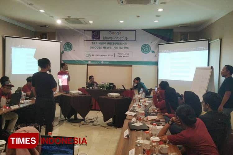 Tekan Penyebaran Hoaks, Puluhan Jurnalis Ikuti Pelatihan Prebunking AJI Kediri - GNI