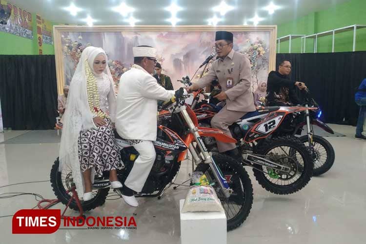 Unik, Pengantin di Magelang Langsungkan Nikah di Atas Motor Trail
